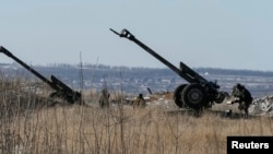 Cañones de las fuerzas militares ucranianas cerca de la ciudad de Debaltsevo, donde se concentran las hostilidades con los separatistas prorrusos. 