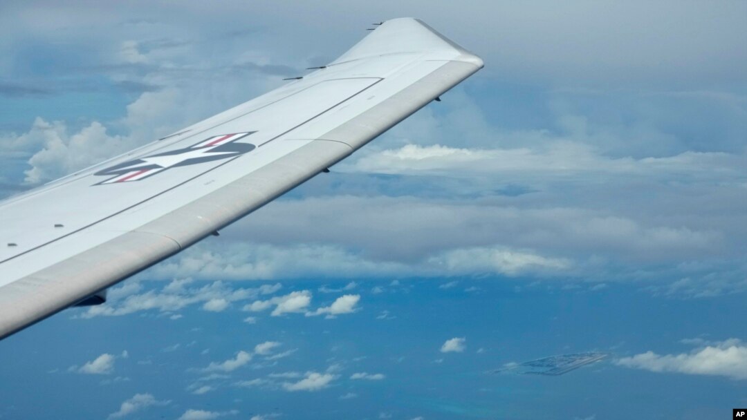 ARHIVA - Američki avion u Južnom kineskom moru (Foto: AP/Aaron Favila)