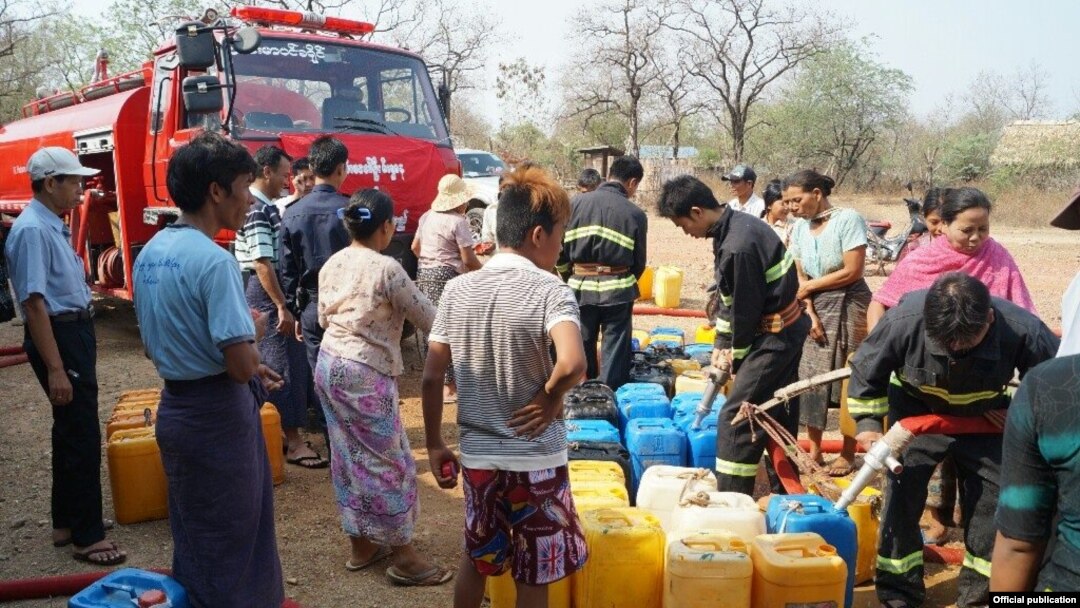 ရေပြတ်လပ်မှုကြုံနေတဲ့ ဒေသခံတွေကို ရေပေးဝေနေစဉ်။ သတင်းဓာတ်ပုံ- (ပြန်ကြားရေးဝန်ကြီးဌာန MOI)