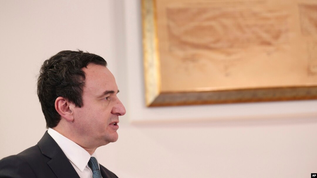 Kosovski premijer Aljbin Kurti odgovara na pitanja Asošijeted presa u glavnom gradu Prištini na Kosovu. 5. februar, 2023. (Foto: AP/Franc Zhurda)