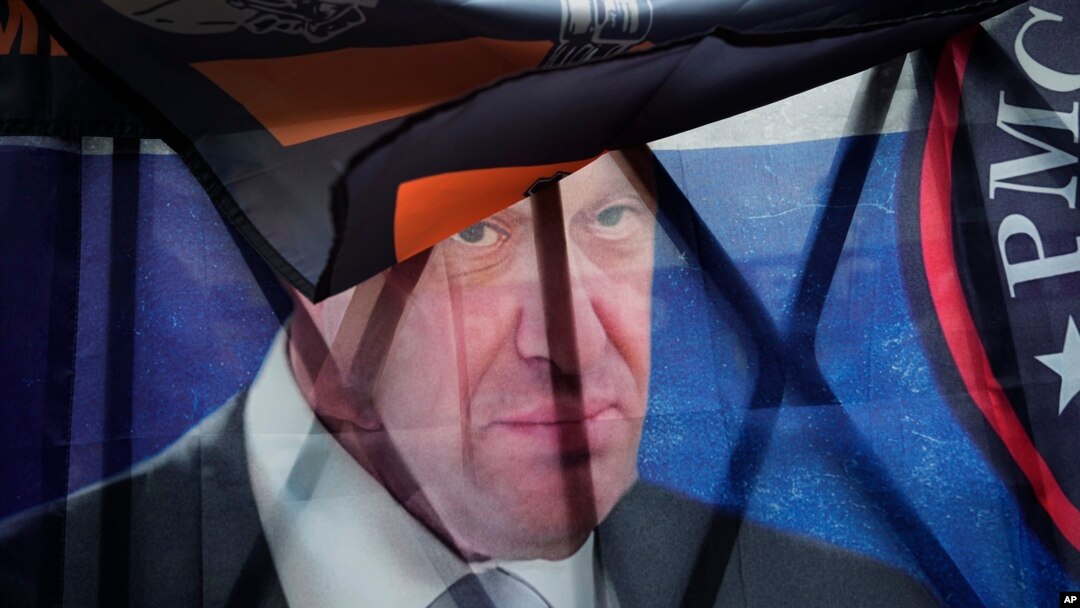 Un retrato del propietario del ejército privado Grupo Wagner, Yevgeny Prigozhin, visto en un homenaje informal a los miembros del grupo, fallecidos en un accidente, cerca del Kremlin, en Moscú, Rusia, el 27 de agosto de 2023. 