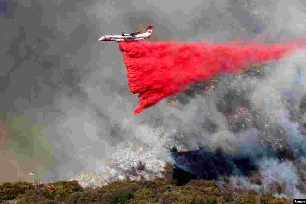 Avion ispušta sredstvo za gašenje požara u Mandevil kanjonu, 11. januara 2025.