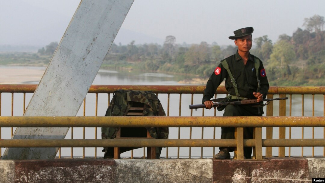 ကချင်ပြည်နယ် မြစ်ကြီးနားမြို့ရှိ နေရာတခုမှာ တွေ့ရတဲ့ မြန်မာစစ်တပ်တပ်ဖွဲ့ဝင်တဦး။ (ဖေဖော်ဝါရီ ၁၉၊ ၂၀၁၆)