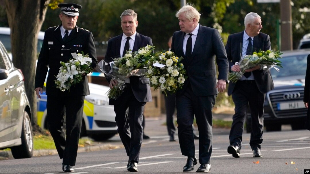 Britanski premijer Boris Džonson i lider opozicione Laburističke partije Keir Starmer nose cveće na mestu ubistva poslanika Dejvida Amesa, u mestu Leng-on-Si, Eseks, Engleska, 16. oktobar 2021.