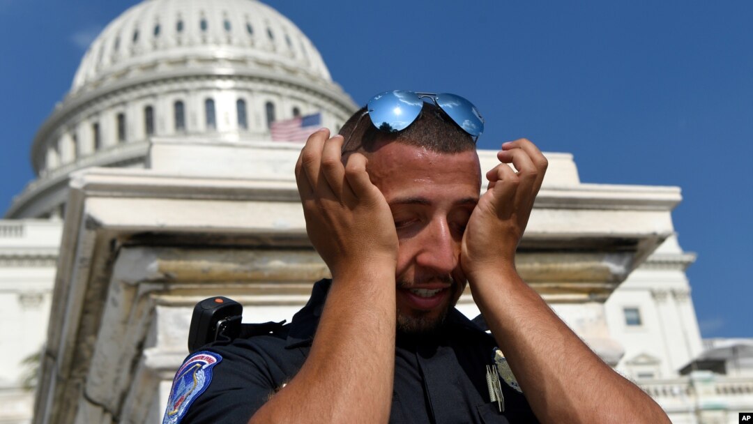 Un oficial de policía de Capitol Hill se limpia el sudor en el lado oeste del capitolio, en Washington, D.C., el 20 de julio de 2019.