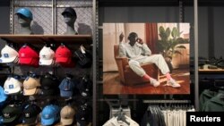 Mercancía de Adidas en una tienda de Adidas en Garden City, Nueva York, el 25 de octubre de 2022. La compañía alemana finalizó su asociación con el rapero y diseñador estadounidense Kanye West, ahora conocido como Ye. REUTERS/Shannon Stapleton 