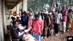Wananchi wa Burundi wakipiga kura ya maoni kituoni, kitongoji cha Buye, Kaskazini mwa Ngozi, Burundi, Mei 17, 2018.