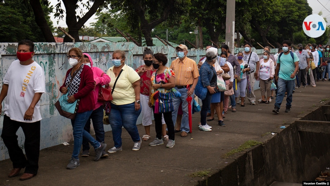 Cientos de nicaragüenses acuden a vacunarse contra el COVID-19. Foto Houston Castillo, VOA.