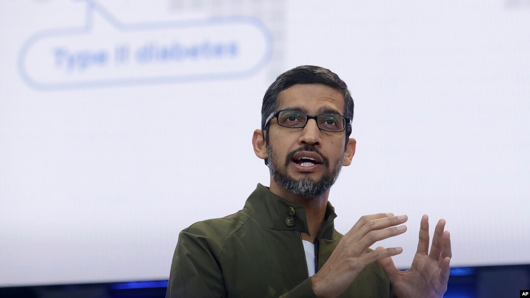 ARCHIVO-En esta fotografía de mayo 8, 2018, el CEO de Google Sundar Pichai participa en una conferencia en Mountain View, California sobre el uso de la inteligencia artificial. Pichai testificará en el Congreso estadounidense sobre varios temas después de las elecciones legislativas de mitad de período en noviembre.