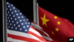 美国国旗（前）和中国国旗。