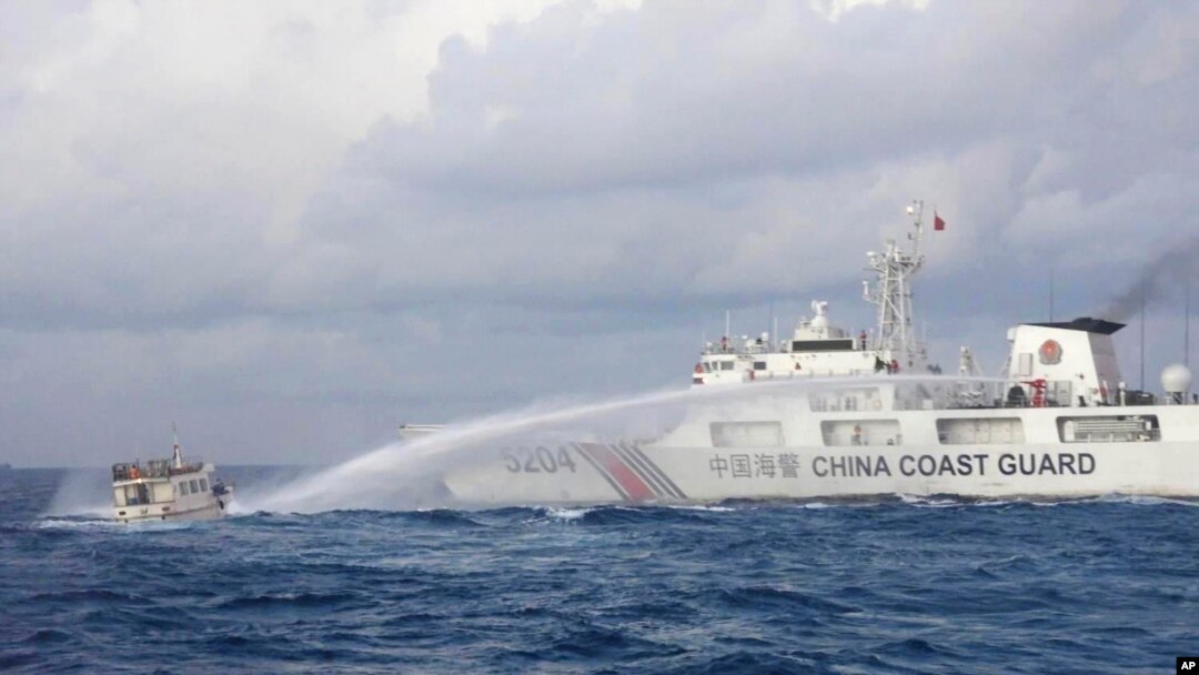 菲律賓海警隊2023年12月10日的照片顯示中國海警船向菲律賓供給船射水砲。