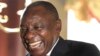Président Cyril Ramaphosa (D) ya Afrique du Sud apesi mbote na mokonzi akitanaki na ye Jacob Zuma na Cap, Afrique du Sud, 20 février 2018.
