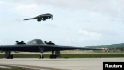 资料照：在关岛安德森空军基地的B-2隐形轰炸机。（2016年8月24日）