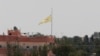 Akçakale'den çekilen bu fotoğrafta Tel Abyad'da dalgalanan PYD bayrağı görülüyor