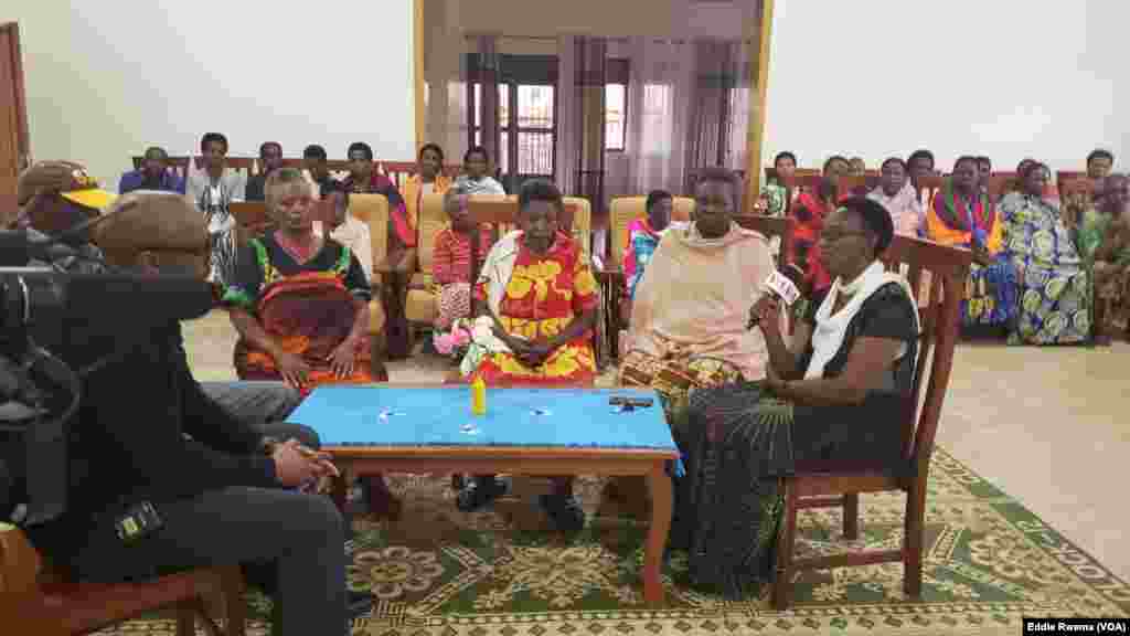 Bamwe mu babyeyi bagizwe incike na jenoside batuye mu nzu yabagenewe iri mu karere ka Bugesera mu ntara y'uburasirazuba bw'u Rwanda mu kiganiro n'umunyamakuru w'Ijwi ry'Amerika Eddie Rwema