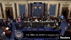 El Senado de EEUU vota sobre un proyecto de infraestructura el 10 de agoto de 2021.
