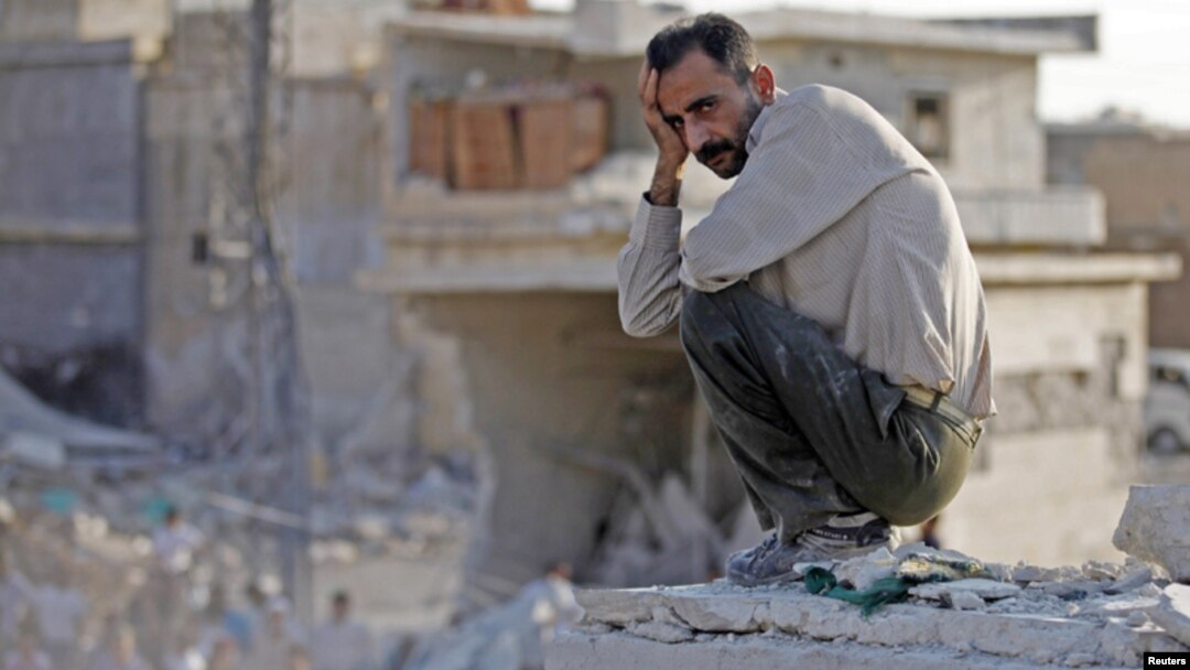 Un hombre desolado junto a lo que quedó de su casa tras un reciente bombardeo de la fuerza aérea siria en Azaz.