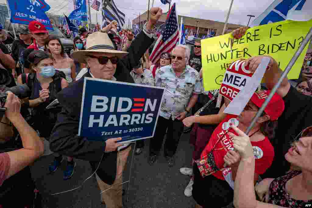 Partidarios de Biden se enfrenta a una multitud de partidarios de Trump, todos se reúnen frente al Departamento de Elecciones del condado de Maricopa mientras se cuentan los votos, en Phoenix, Arizona, el 6 de noviembre de 2020.
