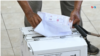 Ciudadano ecuatoriano emite su voto en un colegio electoral durante las elecciones presidenciales en Olon, provincia de Santa Elena, Ecuador, el 9 de febrero de 2025.&nbsp;