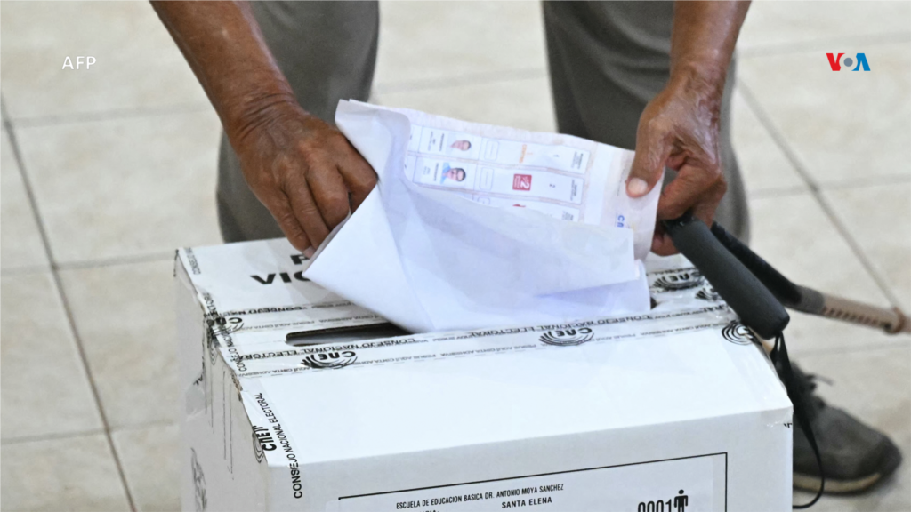 Ciudadano ecuatoriano emite su voto en un colegio electoral durante las elecciones presidenciales en Olon, provincia de Santa Elena, Ecuador, el 9 de febrero de 2025. 
