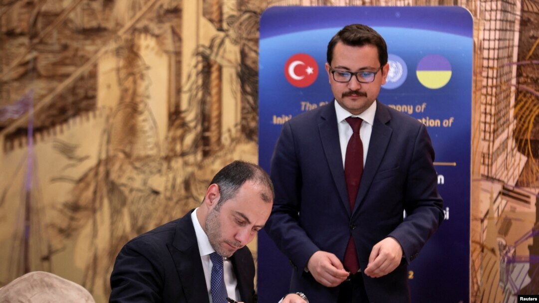 Ukrajinski ministar infrastrukture Oleksandr Kubrakov potpisuje sporazum u Istanbulu, 22. jula 2022.