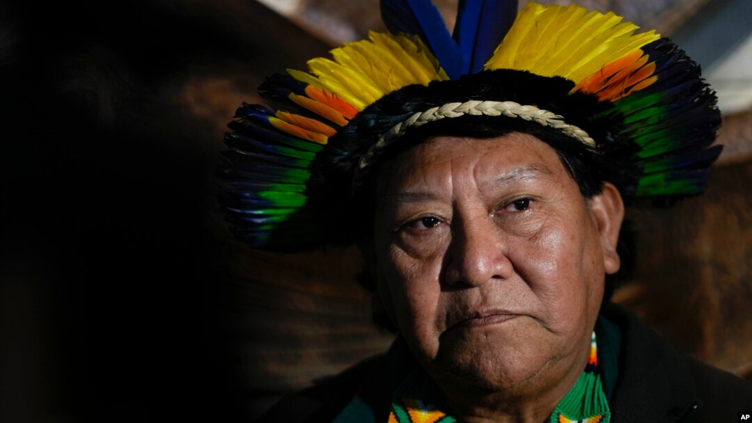 Davi Kopenawa, chamán yanomami, escucha las preguntas de reporteros en una conferencia de prensa tras su reunión con el papa Francisco en el Vaticano, el miércoles 10 de abril de 2024.