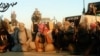 IŞİD propaganda videolarından bu karede Tikrit'te toplanan milisler görülüyor
