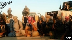 IŞİD propaganda videolarından bu karede Tikrit'te toplanan milisler görülüyor