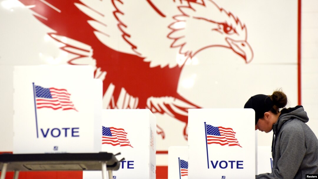 Archivo - Una votante llena su hoja de votación en las elecciones de medio período en en Madison, Wisconsin, el 6 de noviembre de 2018. 