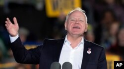 Demokratski potpredsednički kandidat, guverner Minesote Tim Volz, govori na mitingu u gradu En Arbor u Mičigenu, 28. oktobra 2024. (Foto: AP/Carlos Osorio)