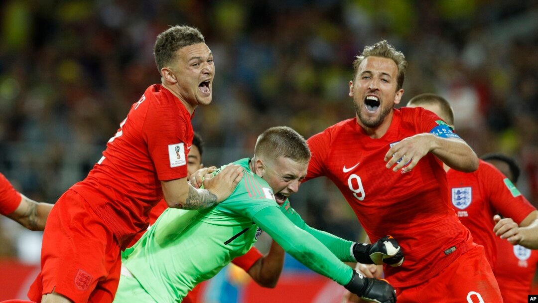 Harry Kane de Inglaterra, derecha, el portero Jordan Pickford, centro, y Kieran Trippier celebran al final de la ronda de 16 partidos entre Colombia e Inglaterra en la Copa Mundial de fútbol 2018 en el Estadio Spartak, en Moscú, Rusia, el martes 3 de julio. 2018. Inglaterra ganó después de una tanda de penales. (AP Photo / Victor R. Caivano)