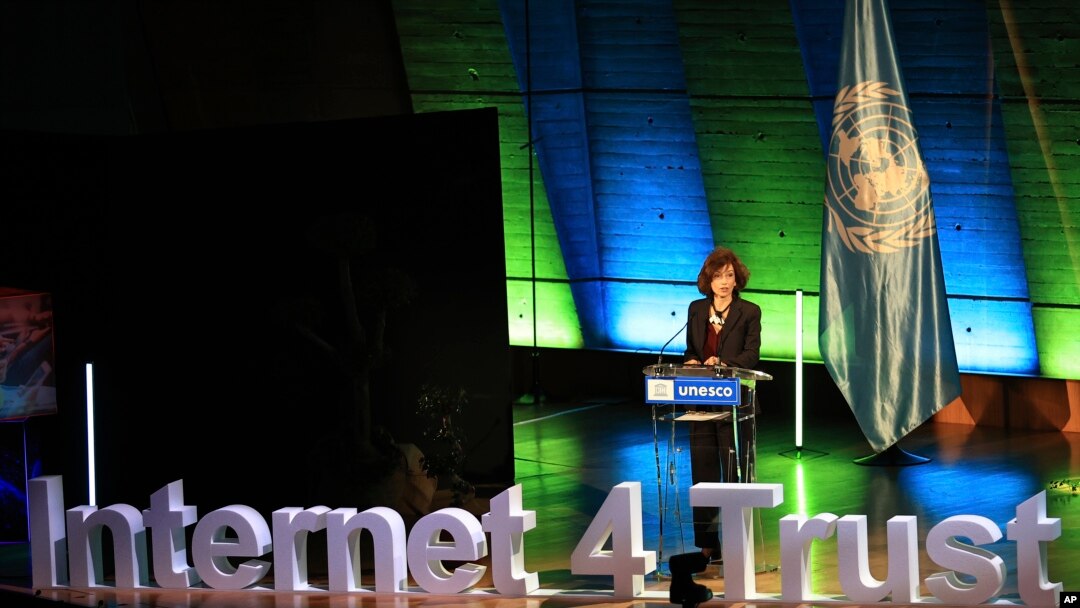 La directora general de la UNESCO, Audrey Azoulay, en la apertura de la conferencia 'Por un Internet confiable' el 22 de febrero de 2023 en París, Francia. 