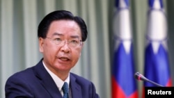 台湾外交部长吴钊燮在台北的一个记者会上讲话。（2018年8月21日）