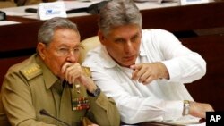 Raul Kastro (chapda) va yangi Prezident Migel Dias-Kanel