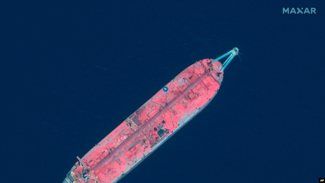 ”安全號“油輪於2020年6月17日停泊在也門拉斯伊薩港附近。這是一艘滿載石油的腐銹油輪。該船的沉沒可能會造成環境災難。 （美聯社載Maxar Technologies資料照）