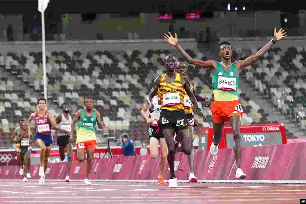 Selemon Barega, of Ethiopia, celebrates after winning the men&#39;s 10,000-meter run at the 2020 Summer Olympics, Friday, July 30, 2021, in Tokyo. (AP Photo/Petr David Josek)