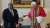 Papa Benedict wa XVI alipokutana na Rais Benjamin Mkapa mjini Vatican Octoba 1, 2005.