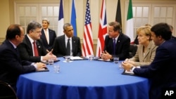 El presidente Barack Obama , cuarto de iz. a der. se reúne con líderes del mundo que incluye al presidente de Ucrania, Petro Poroshenko, (der.) que asiste solo en calidad de invitado.
