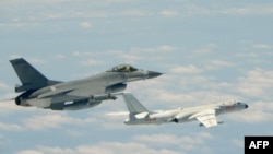 台灣空軍戰機F-16在台灣南部巴士海峽上空伴飛中國大陸空軍轟炸機轟六K。 （台灣國防部）