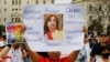 Manifestantes piden la renuncia de la presidenta de Perú, Dina Boluarte, durane una manifestación en Lima el 13 de diciembre de 2022.