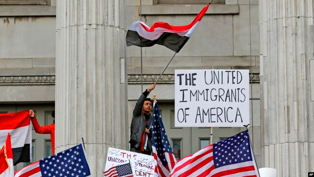 Entre los migrantes que no pudieron entrar a Nueva York y detenidos en el JFK figura un médico de Sudán que trabaja para un hospital en el distrito de Brooklyn.