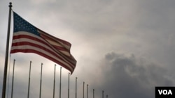 ARCHIVO - La bandera estadounidense ondea en la embajada norteamericana en La Habana, Cuba.