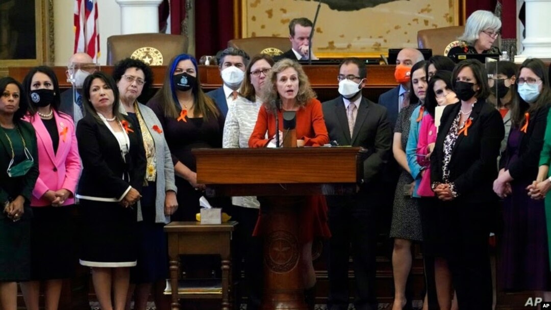 La representante estatal de Texas Donna Howard, demócrata por Austin, en el centro en el atril, habla en contra de un proyecto de ley que prohibiría los abortos después de las seis semanas.