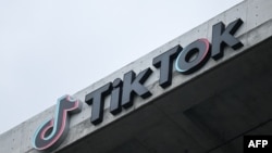 ARCHIVO - Logo de TikTok en la sede de la compañía en Culver City, California, el 16 de marzo de 2023.