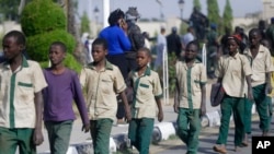 Kikundi cha wanafunzi wa shule wakisindikizwa na jeshi la Nigeria na maafisa baada ya kuachiwa na watekaji wao wiki iliyopita, huko Katsina, Nigeria.(AP Photo/Sunday Alamba)