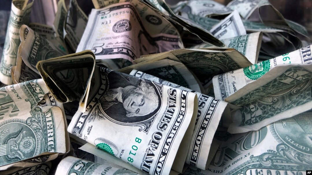 El dólar podría perder terreno si la Reserva Federal de EE.UU. cede a las presiones del mercado, según un sondeo de Reuters.