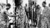 Malaman gargajiya su na addu'a ma shugaban Ghanma na farko, Kwame Nkrumah, a lokacin da zai shiga majalisar dokoki 1965.