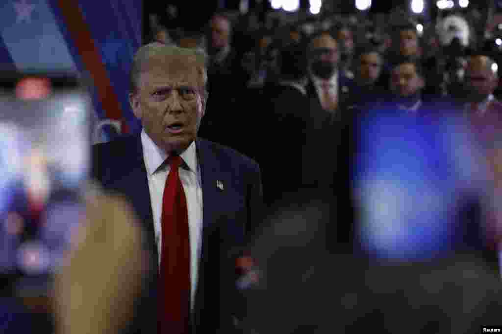 Mokonzi ya kala Donald Trump azali kosolola na bapanzi nsango nsima na bondongwani na bango na etando eke na National Constitution Center, Philadelphie, Pennsylvanie, 10 sanza ya libwa 2024. REUTERS/Evelyn Hockstein