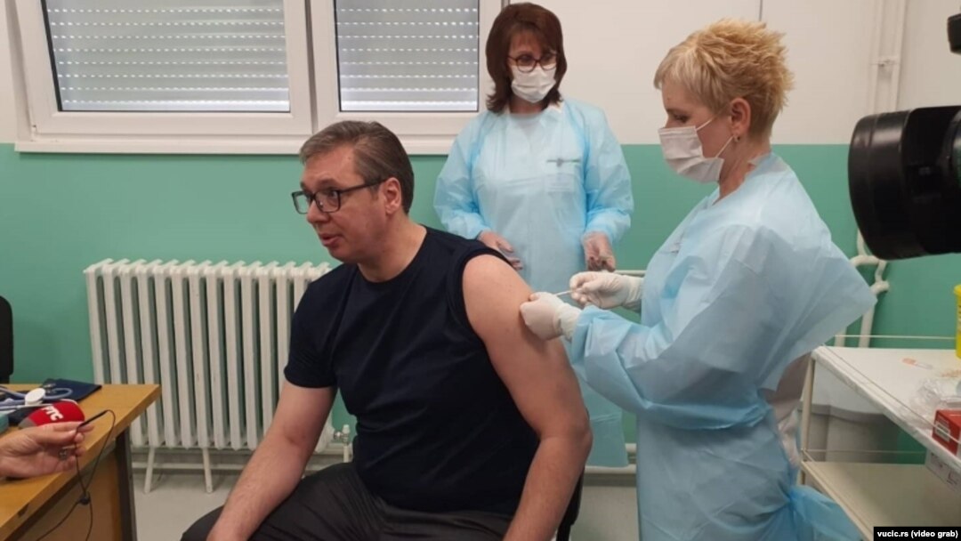 Arhiva - Predsednik Aleksandar Vučić prima drugu dozu vakcine protiv Kovida 19 u Pukovacu, selu između Niša i Leskovca, u jugoistočnoj Srbiji, 27. aprila 2021. (foto: vucic.rs)
