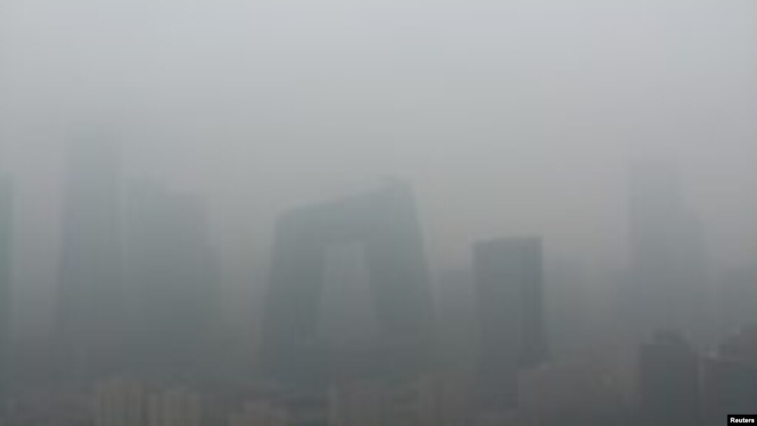 霧霾來襲北京居民盼藍天.